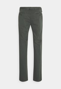 Pantaloni dritti di colore verde scuro realizzati in cotone con una texture liscia. Presentano due tasche posteriori con chiusura a bottone e una vita con passanti per cintura.
