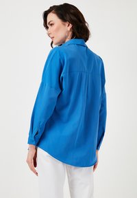 LELA Užsagstoma palaidinė - royal blue