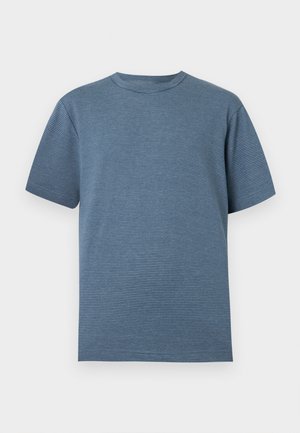 Blå T-shirt med korte ærmer og tynde vandrette striber, rund halsudskæring og lige kant på en ensartet lys baggrund.