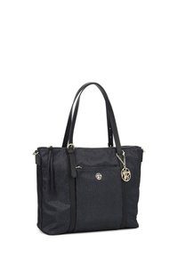 Borsa tote nera con superficie testurizzata, doppi manici, hardware dorato e tasca frontale. Presenta un charm con logo per un dettaglio in più.