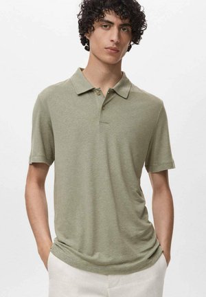 Polo a maniche corte di colore verde oliva chiaro, realizzato in materiale morbido, con colletto classico e patta con due bottoni, vestibilità rilassata.