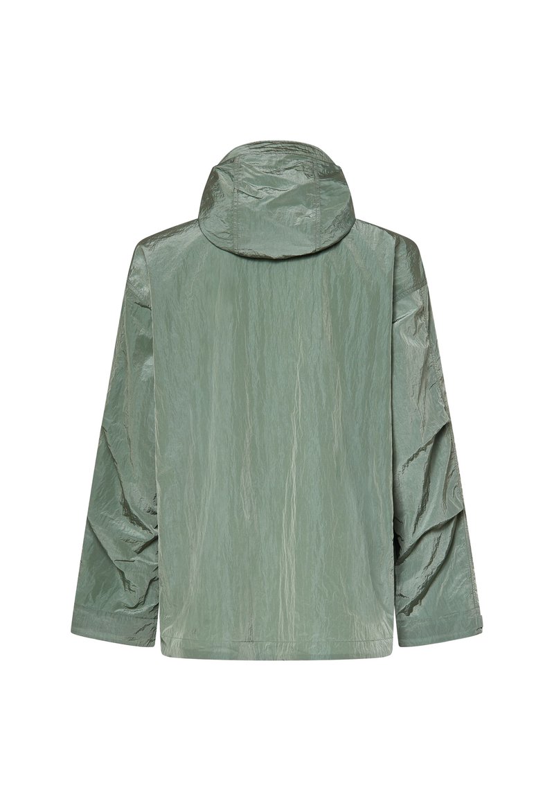 Giacca impermeabile con cappuccio verde chiaro in tessuto leggero e leggermente lucido, mostrata da dietro con maniche lunghe e vestibilità ampia.