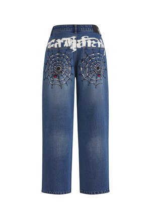 Denim-Jeans mit einem bequemen Schnitt, die bestickte Spinnennetzmuster auf den Gesäßtaschen und stilisierte weiße Schrift über dem Bund aufweisen.