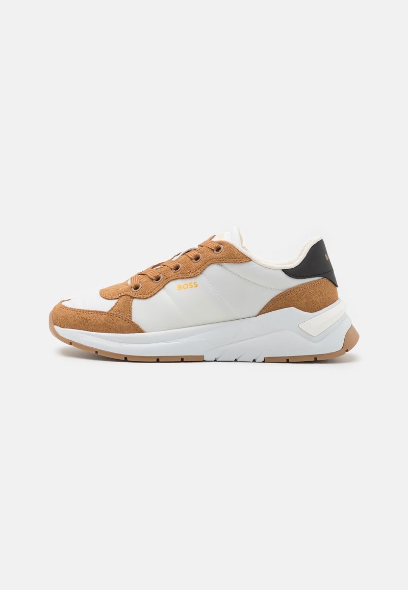 Baskets en daim blanc et marron avec lacets marron, languette de talon noire, semelle blanche épaisse et logo "BOSS" sur le côté.