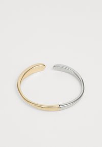 Pulseira de pulso em metal com um design elegante, apresentando um tom dourado de um lado e um tom prateado do outro. Textura suave e polida.