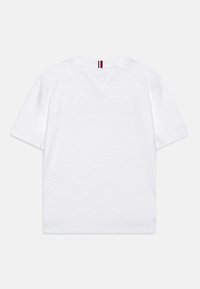 Camiseta de algodón blanca con mangas cortas, cuello redondo y una textura jaspeada sutil; presenta un acento rayado contrastante en la parte posterior del cuello.