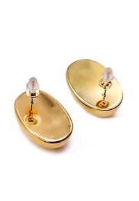 Orecchini ovali in oro con una finitura lucida, dotati di un comodo retro a perno e un fermo in gomma trasparente per maggiore comfort.