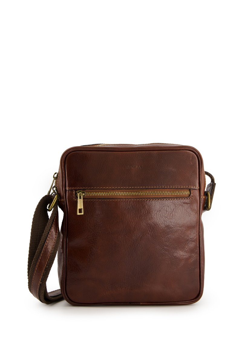 Brun læder crossbody taske med rektangulær form, gyldne lynlåse og en tekstureret overflade. Har en justerbar skulderrem.