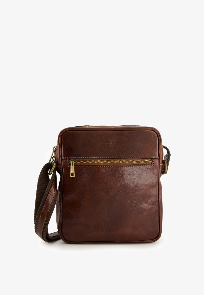 Hnědá kožená crossbody taška s obdélníkovým tvarem, zlatými zipovými akcenty a texturovaným povrchem. Disponuje nastavitelným popruhem.