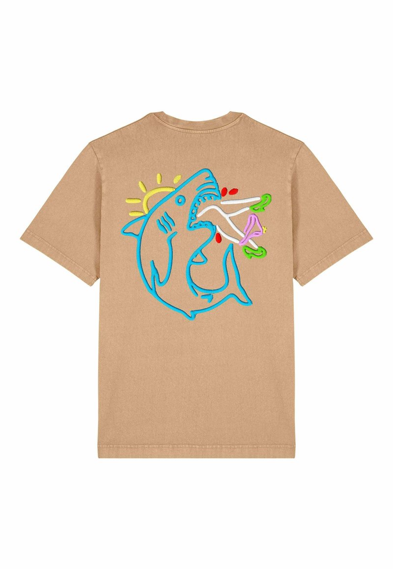Camiseta de algodón color beige con un gráfico bordado de tiburón azul que presenta detalles coloridos, incluyendo un sol y varios alimentos, en la parte posterior.