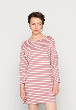 Vestido oversized listrado em rosa suave com riscas horizontais brancas, decote redondo e mangas longas, feito de um tecido leve.