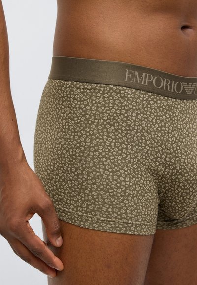 Λαδί πράσινα βρακάκια μποξέρ με λεπτό μοτίβο λεοπάρ. Διαθέτουν μαλακή ελαστική μέση με τη φράση "Emporio" σε ανοιχτό γκρι χρώμα.