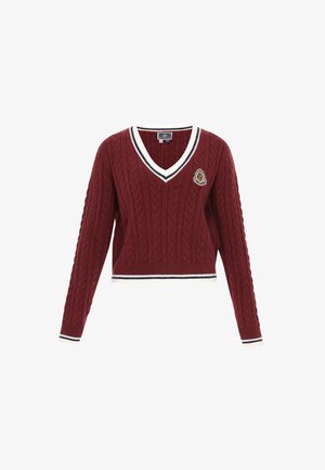 Bordeaux kabelstriktrøje med V-hals, hvide og marineblå stribede detaljer ved kraven og kanten, samt et broderet patch på brystet.
