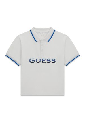 Polo bianca a maniche corte con bordo blu su colletto e maniche, con logo "GUESS" pixelato sul petto.