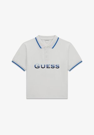 Weißes Polohemd mit kurzen Ärmeln und blauen Akzenten am Kragen und an den Ärmeln, mit einem pixeligen "GUESS"-Logo auf der Brust.