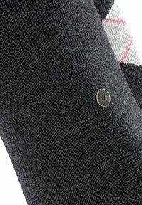 Szare, dziane skarpetki o gładkiej fakturze, z małym metalicznym logo oraz wzorem w diamenty w odcieniach bieli i różu.