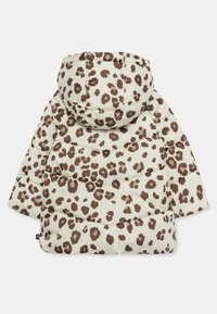 Polstret jakke i cremefarve med brun leopardprint, med hætte, horisontale syninger og en blød tekstur.