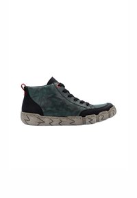 Baskets montantes avec une tige texturée verte et noire, des lacets rouges, et une semelle grise robuste ornée de motifs en zigzag.