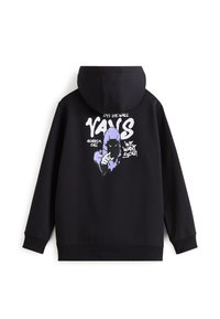 Schwarzer Kapuzenpullover mit grafischem Design auf der Rückseite, das weißen und lila Text sowie eine Illustration einer Figur, die zeigt, enthält. Verstellbare Kapuze.