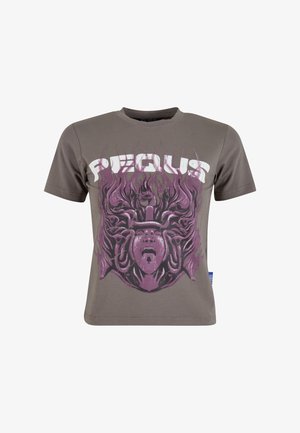 Szürke rövid ujjú póló, nagy lila grafikával, amely egy arcot ábrázol áramló elemekkel, valamint a "PEGAUS" szó félkövéren, fehér színben.