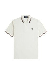 Polo bianco con colletto, patta a due bottoni e maniche corte. Presenta dettagli a righe rosse e nere sul colletto e sulle maniche.
