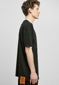Forgotten Faces OVERGROWN HEAVY OVERSIZED TEE UNISEX  - T-shirts med print - black
