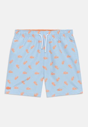 Shorts de bain bleu clair avec motifs de crocodiles orange, taille élastique et cordon blanc à nouer au centre devant.