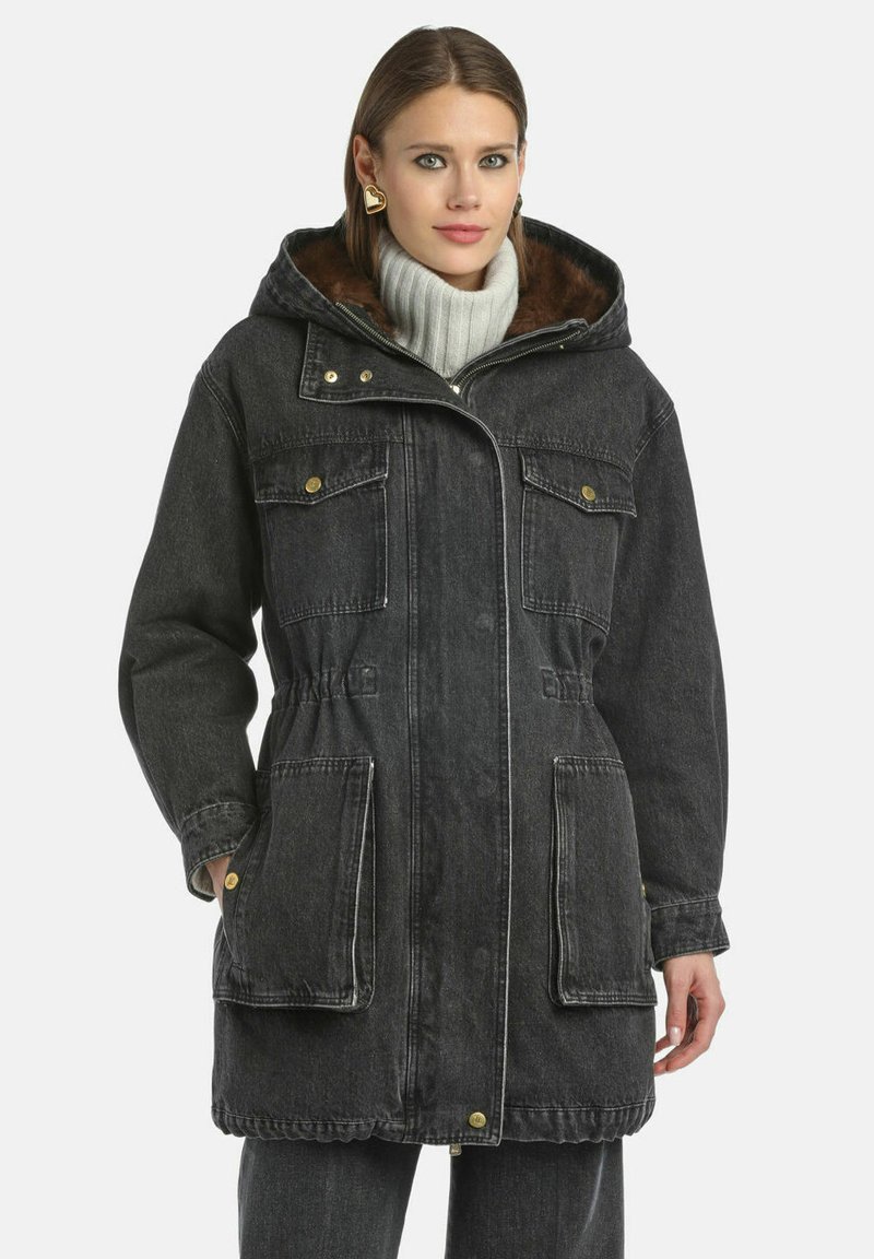 Černá denimová parka s kapucí, která má dvě náprsní kapsy, stahovací pas, zlaté kovové detaily a mírně oversized střih.