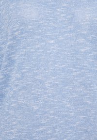 Hellblau gestrickter Stoff mit einer subtilen melierten Textur. Das Material wirkt weich mit einem leicht unregelmäßigen, atmungsaktiven Gewebe.