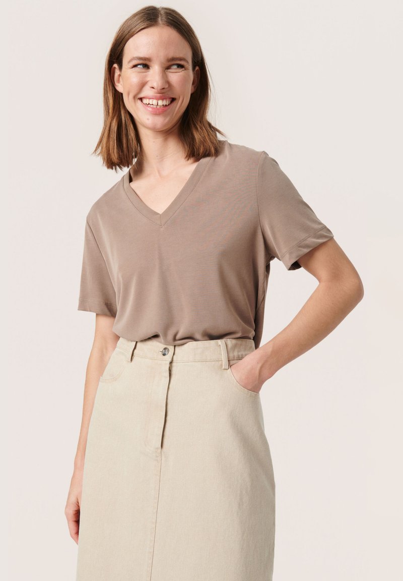 Soaked in Luxury COLUMBINE V-NECK SS - Paprasti marškinėliai - walnut