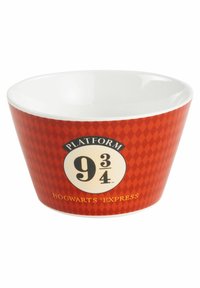 Ciotola in ceramica con interno bianco lucido ed esterno rosso, decorata con un motivo a rombi; stampate in nero le scritte "Platform 9¾" e "Hogwarts Express".