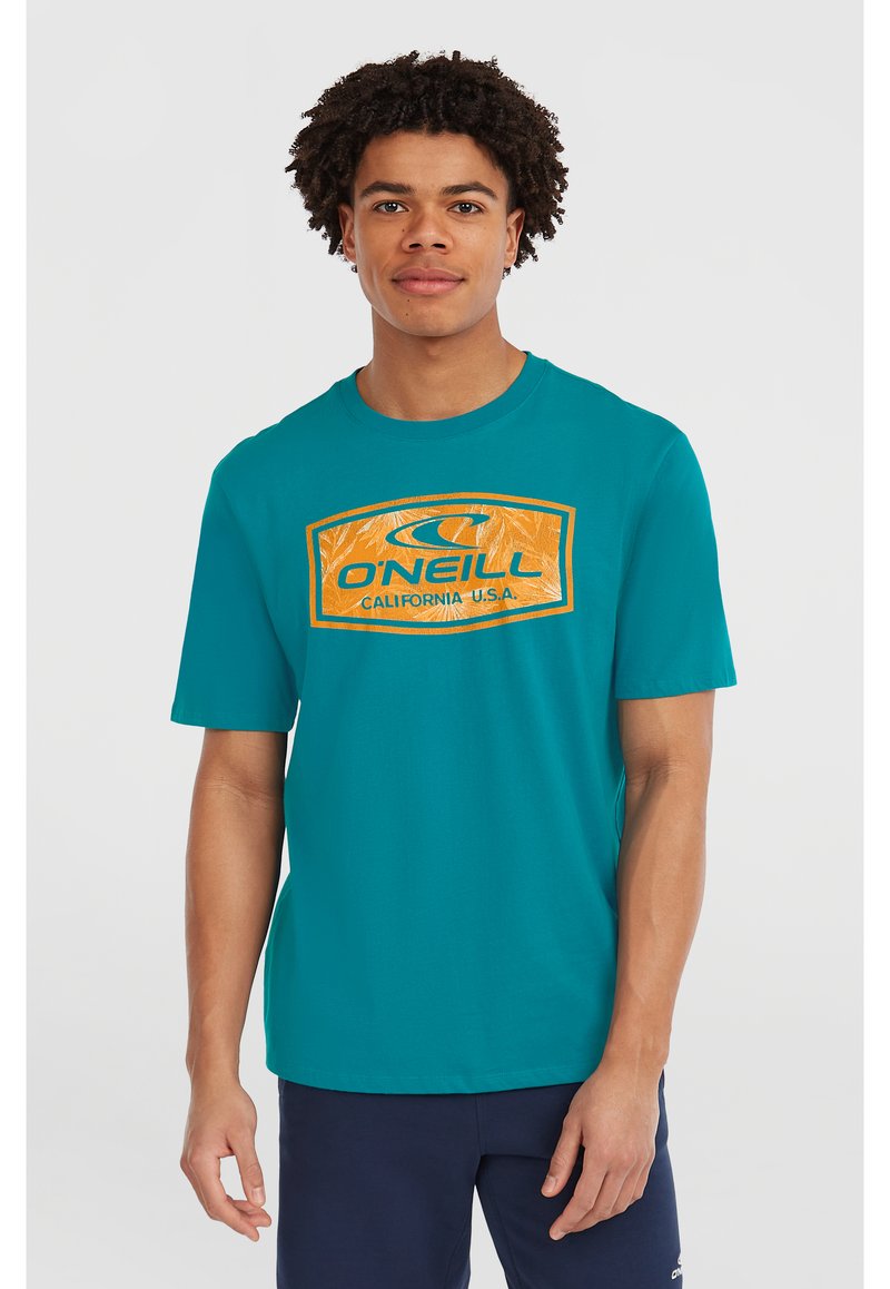 Camiseta de algodón turquesa de manga corta, con una gran etiqueta gráfica en naranja y marino que dice "O'Neill California U.S.A."