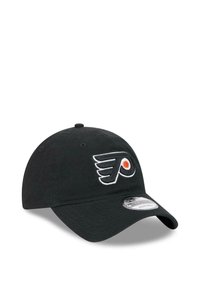 Schwarze Baseballmütze mit gebogenem Schirm, auf der Vorderseite mit einem gestickten Logo der Philadelphia Flyers in Orange und Weiß versehen.