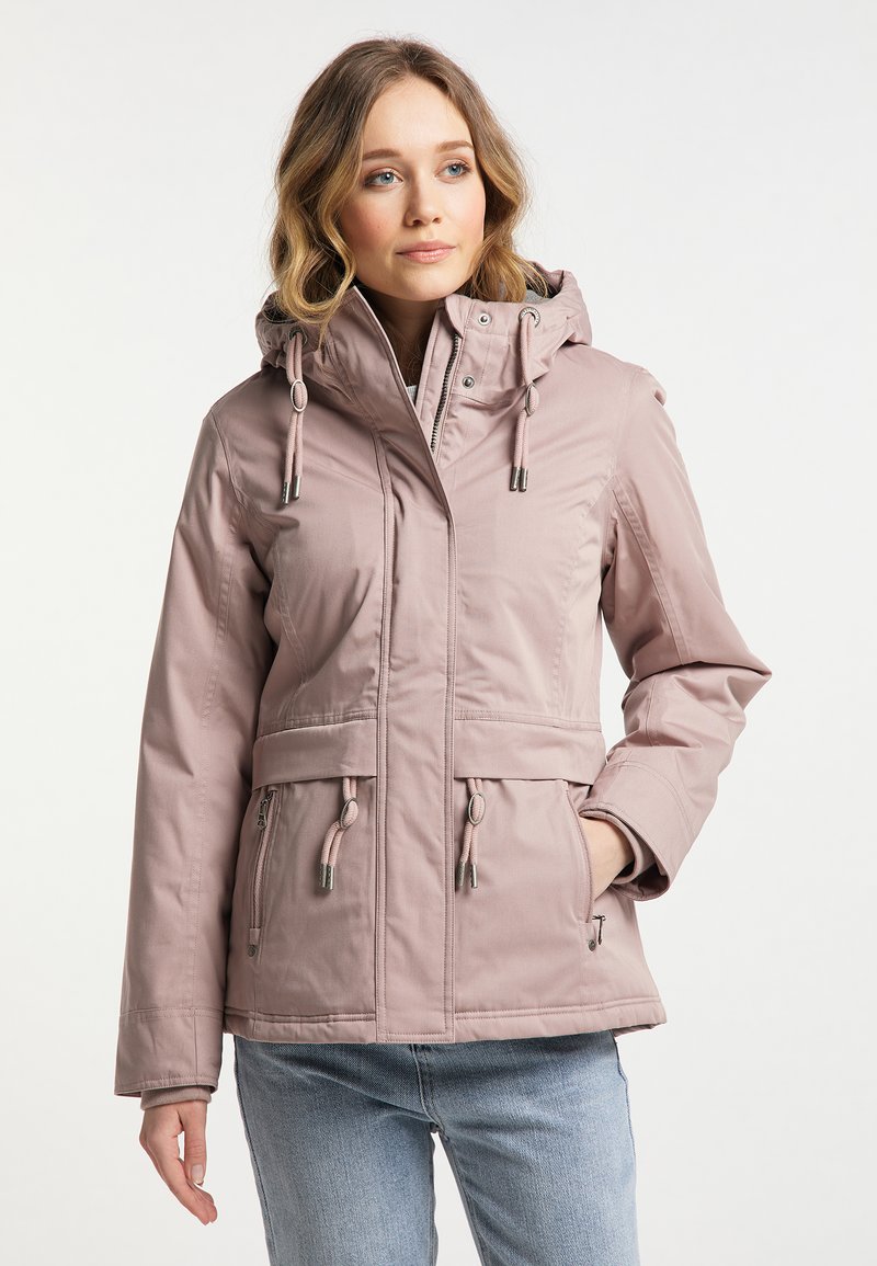 Helle rosa wasserdichte Jacke mit Kapuze, ausgestattet mit verstellbaren Zugbändern, Reißverschlusstaschen und einer strukturierten Passform. Glatte Textur.
