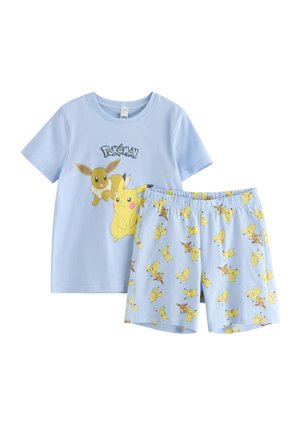 Lys blå børnepyjamas med Pikachu og Eevee Pokémon-figurer trykt på skjorten og shorts.