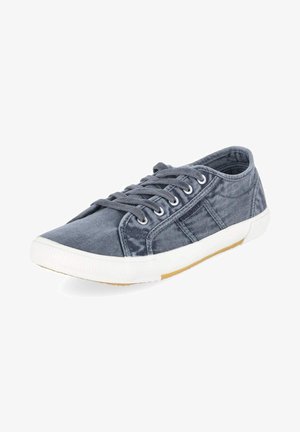 Baskets décontractées en toile grise avec semelle en caoutchouc blanche, devant lacé, et petite étiquette de marque discrète sur le côté, vues en angle trois-quarts.