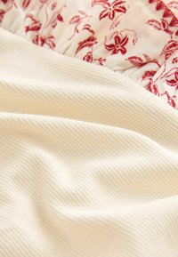 Next FLUTTER - Bluza - ecru red trim