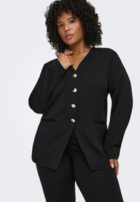 Čierny na mieru šitý blejzer s výstrihom do V, dlhými rukávmi, šiestimi zlatými gombíkmi a dvoma prednými vreckami. Hladká textúra a štruktúrovaný dizajn.