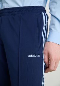 adidas Originals PINTUCK PANT - Treniņtērpa apakšdaļas - night indigo