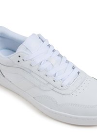 Biały skórzany sneaker o gładkiej fakturze, zaokrąglonym nosku i perforowanych detalach. Wyposażony w płaskie białe sznurowadła oraz subtelne boczne logo.