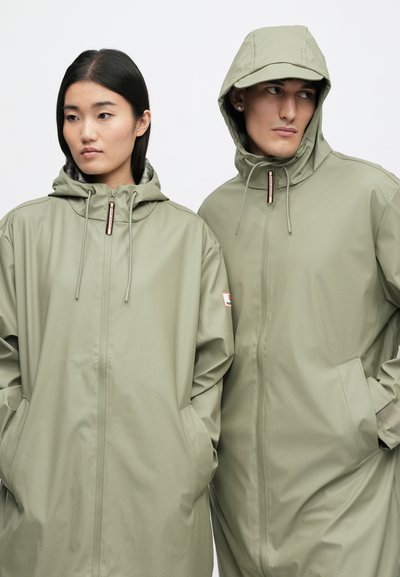 Maison Kitsuné RAIN CLOAK UNISEX - Parka - laurel green