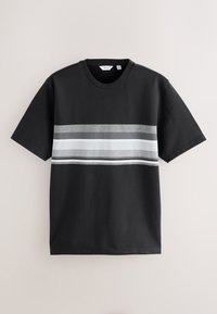 T-shirt nera in cotone con collo rotondo. Presenta strisce orizzontali in grigio, argento e nero sul petto. Vestibilità standard, maniche corte.