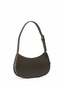 Sac bandoulière en cuir marron foncé avec une forme courbée, une surface texturée, une sangle réglable et des accents minimalistes.