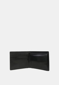 Portafoglio in pelle nera con più slot per carte e una tasca a scomparsa. Texture liscia, design minimalista e bordi cuciti in modo ordinato.