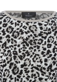 Beiger und weißer Pullover mit schwarzem Leopardenmuster und rundem Ausschnitt, versehen mit einem Monari-Label und Größenetikett 36.