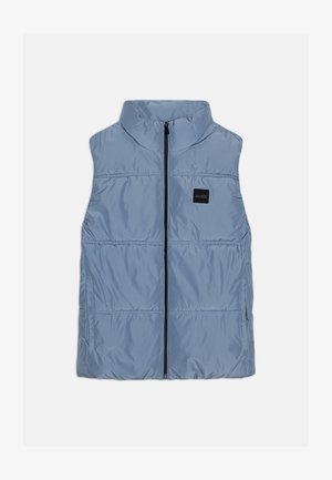 Gilet rembourré bleu clair avec un col haut, fermeture zippée à l'avant et patch de logo noir. Présente des sections matelassées horizontales et une texture lisse.