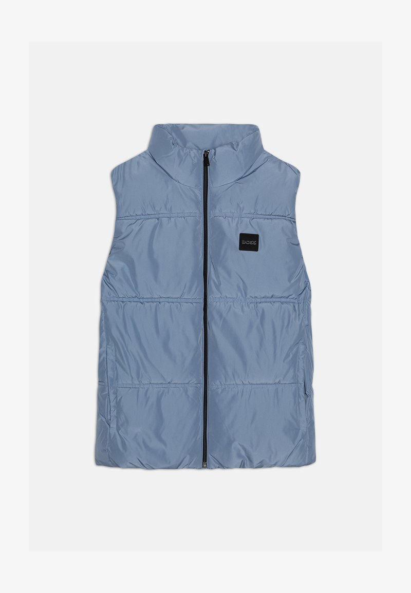 Gilet rembourré bleu clair avec un col haut, fermeture zippée à l'avant et patch de logo noir. Présente des sections matelassées horizontales et une texture lisse.