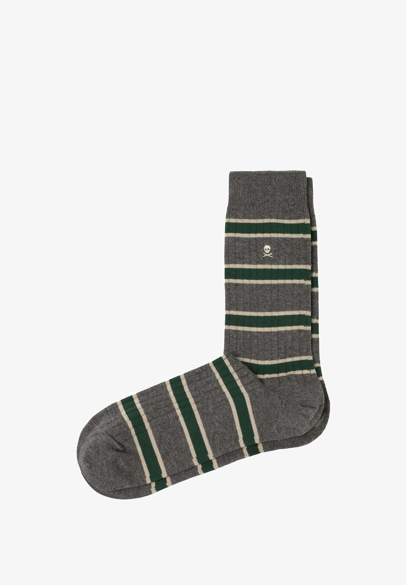 Graue gerippte Socken mit horizontalen Streifen in Grün und Creme. Mit einem kleinen Totenkopf-Logo in der Nähe des Bündchens. Hergestellt aus einem weichen, dehnbaren Material.