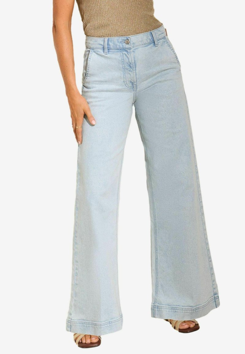 Lichtblauwe denim wijdvallende jeans met een hoge taille, voorzien van een klassieke knoopsluiting, twee voorzakken en een lichte vervaging.