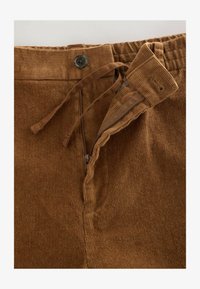 Niewybrane, tan brown